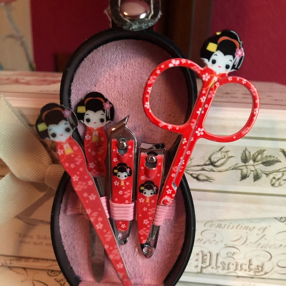**COLLECTIBLE GIRLS 5 PC NAIL SET & A MAGNET**